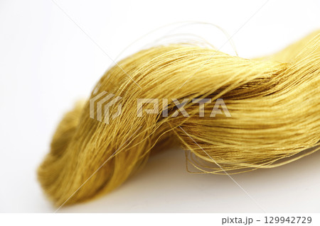 白い背景で撮った金糸と少し赤味がかった金糸 白い背景で撮った金糸と少し赤味がかった金糸 129942729