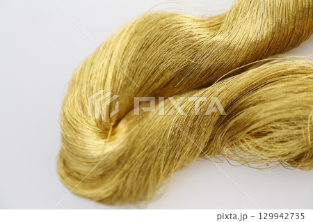 白い背景で撮った金糸と少し赤味がかった金糸 白い背景で撮った金糸と少し赤味がかった金糸 129942735