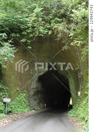 変な形のトンネル 129942743