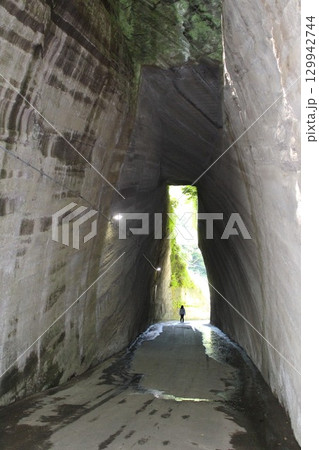 灯篭坂大師の背の高いトンネル 129942744