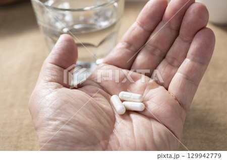 手のひらに薬 129942779