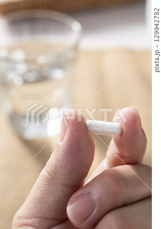 カプセル剤を持つ男性の手 カプセル剤を持つ男性の手 129942782