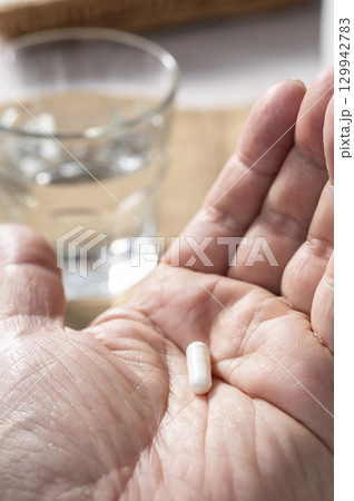 手のひらに薬 129942783