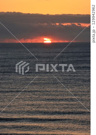 太平洋から昇る朝日 129942962