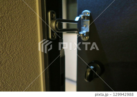 マンションのドアガード 129942988