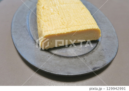 黒い皿の上のだし巻き卵 129942991