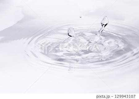 水面に落ちる水滴. 129943107