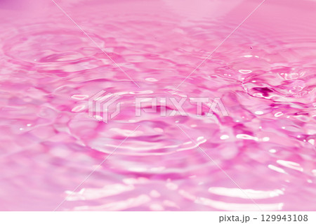 水面に落ちる水滴. 129943108
