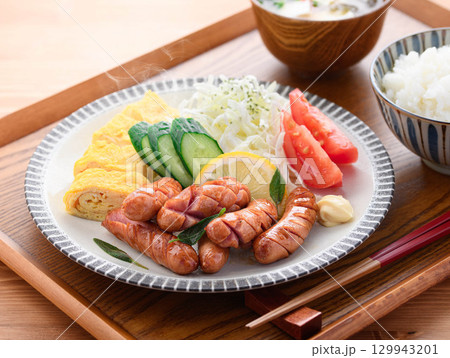 香ばしく焼き上げたウインナー定食とご飯と味噌汁の朝ごはん 129943201