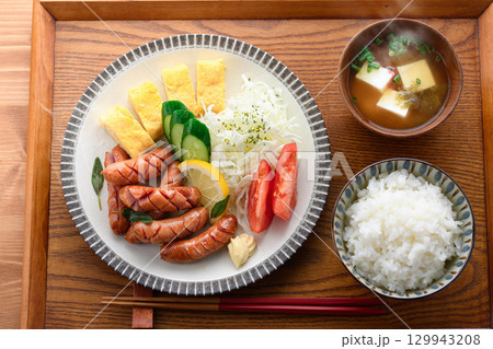 香ばしく焼き上げたウインナー定食とご飯と味噌汁の朝ごはん 129943208