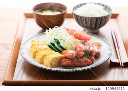 香ばしく焼き上げたウインナー定食とご飯と味噌汁の朝ごはん 129943212