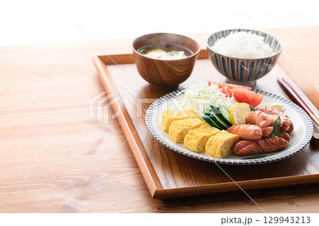 香ばしく焼き上げたウインナー定食とご飯と味噌汁の朝ごはん 129943213