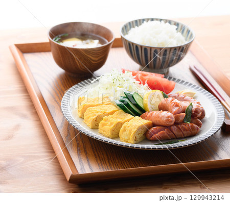 香ばしく焼き上げたウインナー定食とご飯と味噌汁の朝ごはん 129943214