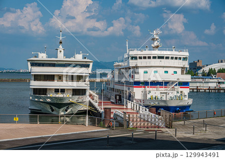 琵琶湖大津港に停泊中の観光船ビアンカと学習船うみのこ 129943491