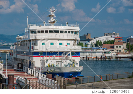 琵琶湖大津港に停泊中の学習船うみのこ 129943492