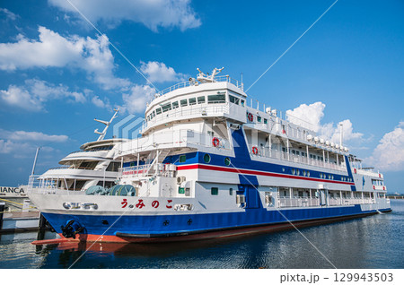 琵琶湖大津港に停泊中の学習船うみのこ 129943503
