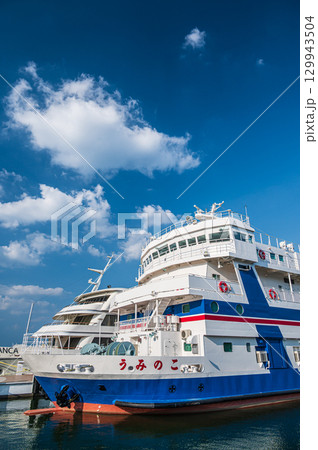 琵琶湖大津港に停泊中の学習船うみのこ 琵琶湖大津港に停泊中の学習船うみのこ 129943504