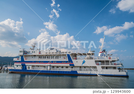 琵琶湖大津港に停泊中の学習船うみのこ 琵琶湖大津港に停泊中の学習船うみのこ 129943600