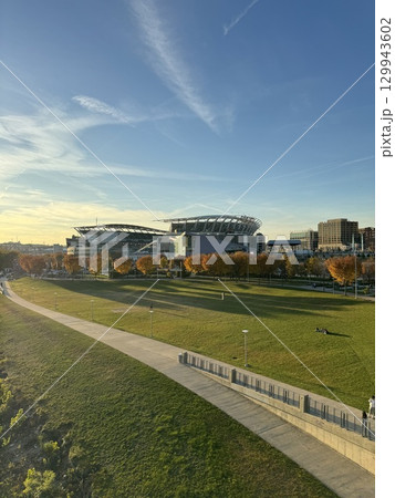 夕暮れのスタジアム 夕暮れのスタジアム 129943602