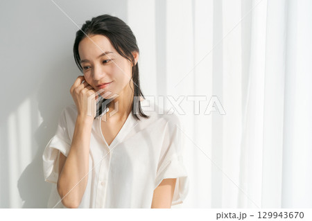 白いシャツを着た笑顔の女性 129943670