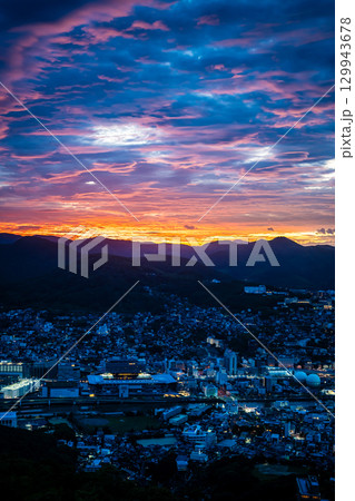 稲佐山展望台からの朝焼け爆焼け 【長崎市】 129943678