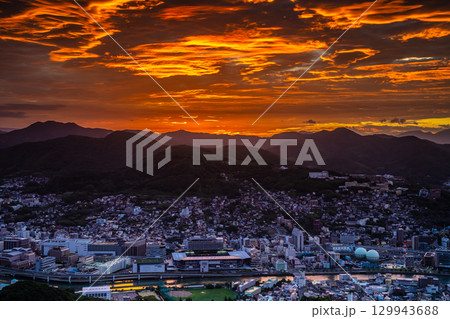 稲佐山展望台からの朝焼け爆焼け 【長崎市】 129943688