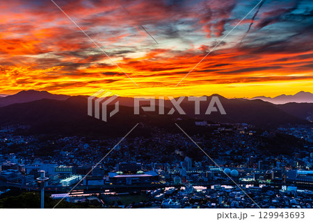 稲佐山展望台からの朝焼け爆焼け 【長崎市】 129943693