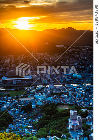稲佐山展望台からの日の出【長崎市】 稲佐山展望台からの日の出【長崎市】 129943899