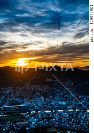稲佐山展望台からの日の出【長崎市】 129943901