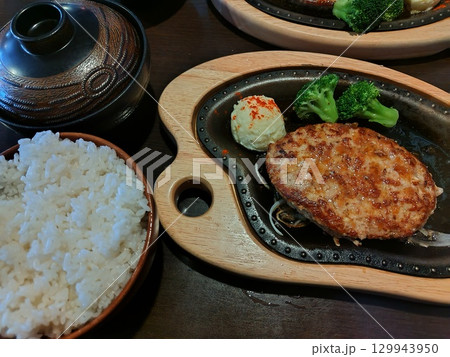 ハンバーグ 129943950
