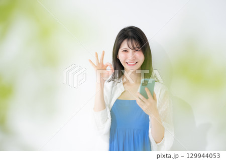 女性 スマートフォン スマホ 笑顔 女性 スマートフォン スマホ 笑顔 129944053