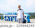 夏の行楽　シニア男性 129944249