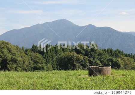六呂師高原牧場の牛水飲み場と日本百名山荒島岳 六呂師高原牧場の牛水飲み場と日本百名山荒島岳 129944273