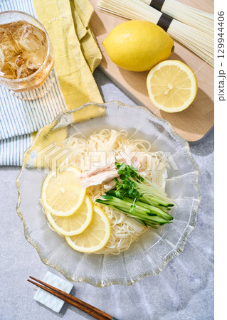 レモン素麺｜冷製だしをかけた夏のさっぱり麺 129944406