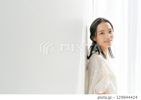 窓際に立つシャツの女性 窓際に立つシャツの女性 129944424