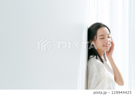 窓際に立つシャツの女性 窓際に立つシャツの女性 129944425