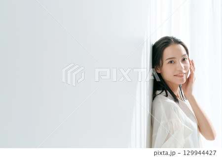 窓際に立つシャツの女性 窓際に立つシャツの女性 129944427