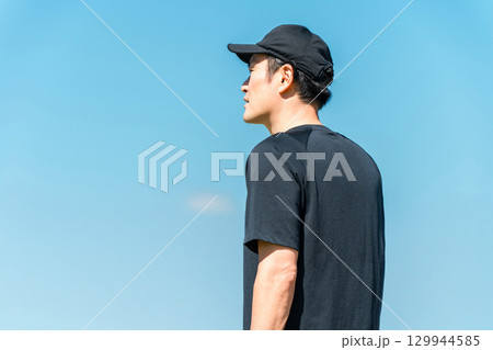 青空の下にいるスポーツウェア姿の男性(トレーニング・運動習慣・朝活) 青空の下にいるスポーツウェア姿の男性(トレーニング・運動習慣・朝活) 129944585