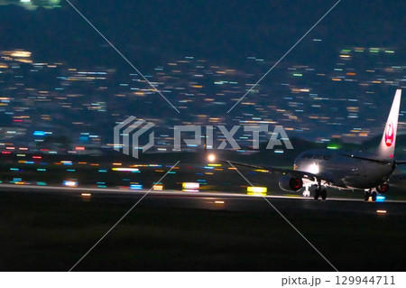 伊丹空港から離陸する飛行機 129944711