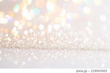 キラキラ光るベージュと白のパステルカラーの抽象的な背景 キラキラ光るベージュと白のパステルカラーの抽象的な背景 129945005