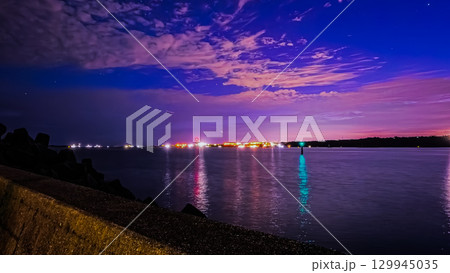 ネオン色に染まる辺野古基地 129945035