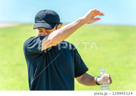 運動,トレーニング,スポーツ,ワークアウト中に水分補給をする中高年男性 運動,トレーニング,スポーツ,ワークアウト中に水分補給をする中高年男性 129945124