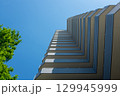 爽やかな青空と緑のあるマンション 129945999