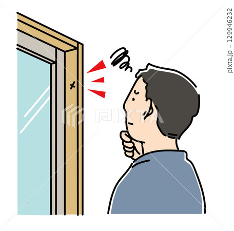 建具の傷に気が付いて困っている男性 129946232