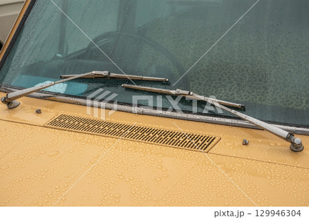 ワイパー　old car Windshield wiper (Windscreen wiper)  129946304