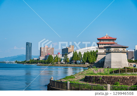 琵琶湖畔に立つ滋賀県立琵琶湖文化館 滋賀県大津市 琵琶湖畔に立つ滋賀県立琵琶湖文化館 滋賀県大津市 129946508