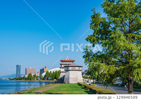 琵琶湖畔に立つ滋賀県立琵琶湖文化館　滋賀県大津市 129946509