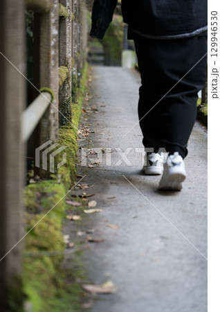 渓谷の遊歩道を歩く人物の足元 129946530