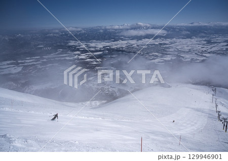 ニセコ東急 グラン・ヒラフ　ダイナミックコースと花園第3クワッドリフト山頂駅 129946901