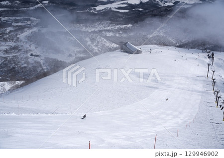 ニセコ東急 グラン・ヒラフ　ダイナミックコースと花園第3クワッドリフト山頂駅 129946902